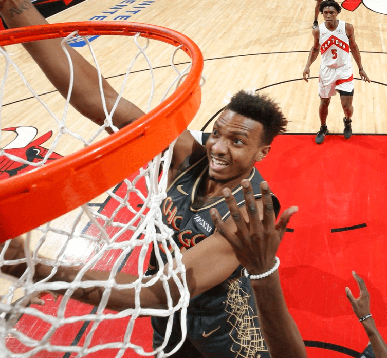 包含天津队完胜猛龙，拉文刷新纪录的词条